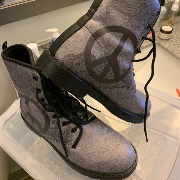 Yes We Vibe Peace Military Style Boots - Picture 3 of 3